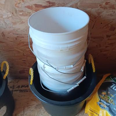 SIX 5 GALLON BUCKETS AND A TUB WITH ROPE HANDLES