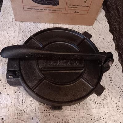 UNO CASA CAST IRON TORTILLA PRESS