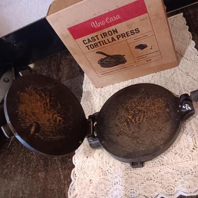 UNO CASA CAST IRON TORTILLA PRESS