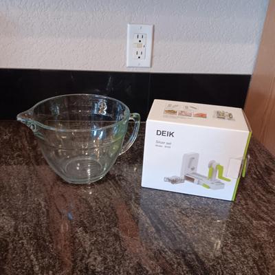 PAMPERED CHEF BATTER BOWL AND DEIK SLICER SET