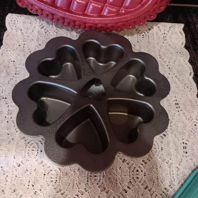 METAL HEART BAKING MOLDS AND A SNACK BAR MAKER