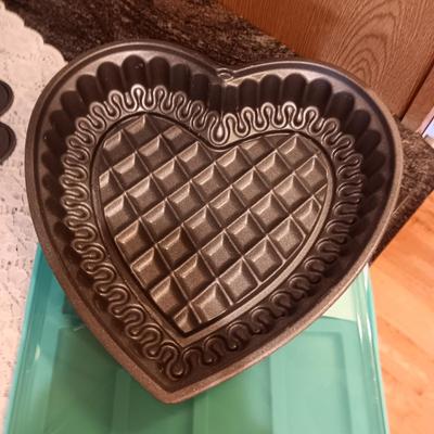 METAL HEART BAKING MOLDS AND A SNACK BAR MAKER