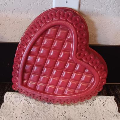 METAL HEART BAKING MOLDS AND A SNACK BAR MAKER