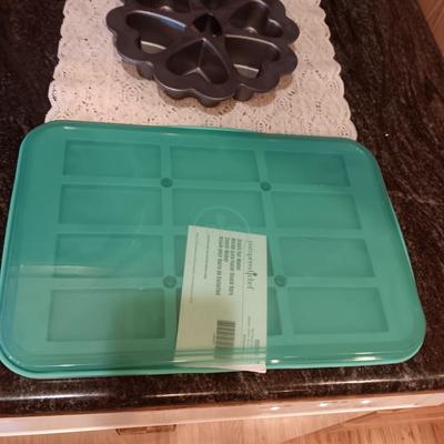 METAL HEART BAKING MOLDS AND A SNACK BAR MAKER