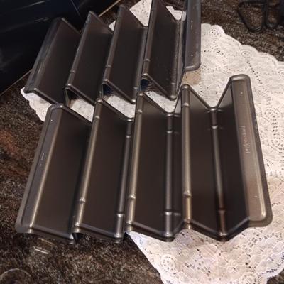 PAMPERED CHEF V SHAPED BAKING PANS AND A SMALL FOOD PROCESSOR
