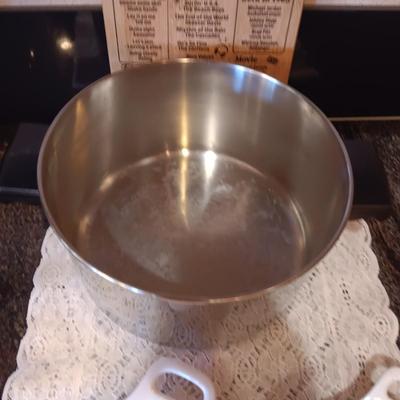 WOODEN CUTTING BOARD, STOCK POT AND 2 CASSEROLE DISHES