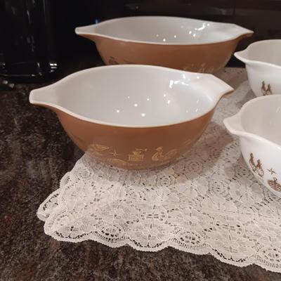 PYREX NESTING BOWLS IN GREAT SHAPE
