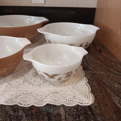 PYREX NESTING BOWLS IN GREAT SHAPE