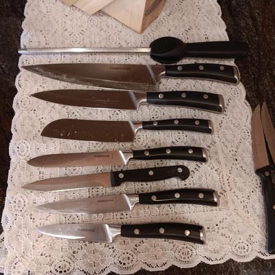 FARBERWARE KNIFE SET IN A BLOCK AND CHEF'S CHOICE ELECTRIC KNIFE SHARPENER