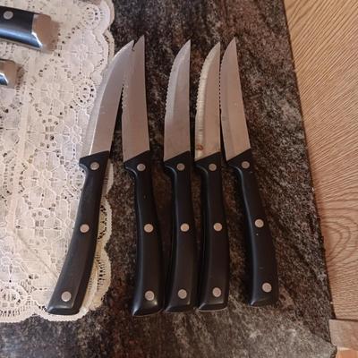 FARBERWARE KNIFE SET IN A BLOCK AND CHEF'S CHOICE ELECTRIC KNIFE SHARPENER