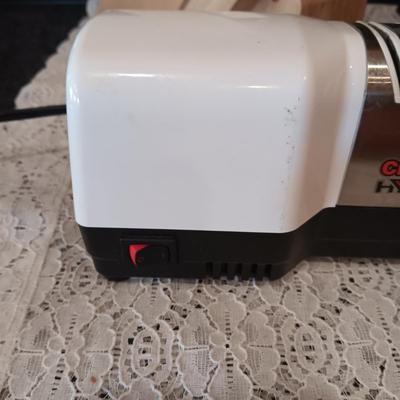 FARBERWARE KNIFE SET IN A BLOCK AND CHEF'S CHOICE ELECTRIC KNIFE SHARPENER