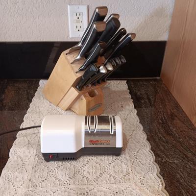 FARBERWARE KNIFE SET IN A BLOCK AND CHEF'S CHOICE ELECTRIC KNIFE SHARPENER