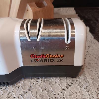 FARBERWARE KNIFE SET IN A BLOCK AND CHEF'S CHOICE ELECTRIC KNIFE SHARPENER