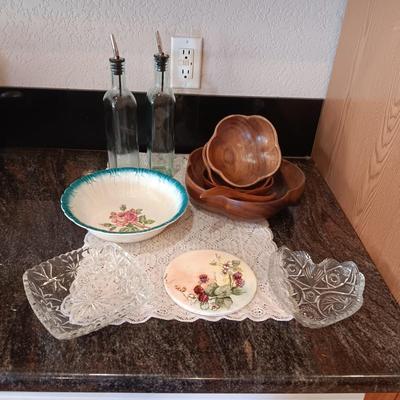 WOODEN SALAD BOWL W/4 SERVING BOWLS, OIL/VINEGAR BOTTLES AND MORE