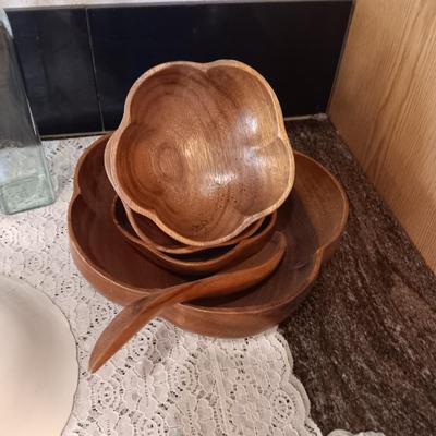 WOODEN SALAD BOWL W/4 SERVING BOWLS, OIL/VINEGAR BOTTLES AND MORE