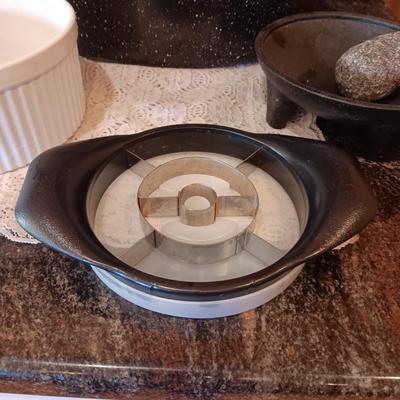 PAMPERED CHEF PINEAPPLE CORER, ROASTING PAN, PLASTIC MORTAR W/STONE PESTLE