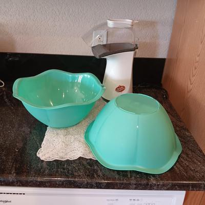 POPCORN AIR POPPER AND 2 BIG PLASTIC BOWLS