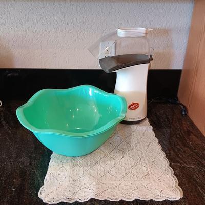 POPCORN AIR POPPER AND 2 BIG PLASTIC BOWLS