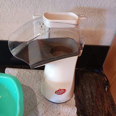 POPCORN AIR POPPER AND 2 BIG PLASTIC BOWLS