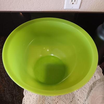 ICE INFUSION PITCHER, LARGE PLASTIC BOWL W/LID, 4 SOUP BOWLS 2 SERVING