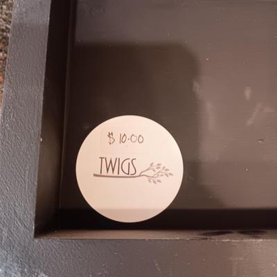 LARGE GLASS CUTTING BOARD AND WALL ART W/WORDS