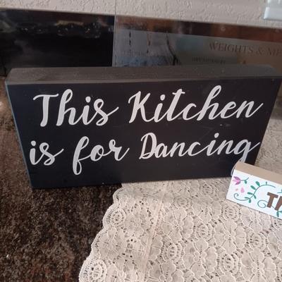LARGE GLASS CUTTING BOARD AND WALL ART W/WORDS