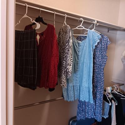 LADIES DRESS CLOTHES SIZE L - XL