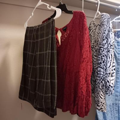 LADIES DRESS CLOTHES SIZE L - XL