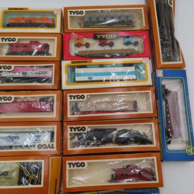 Railroad HO Gauge Tyco Train cars and track