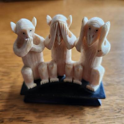 Three Wise Monkeys Carving