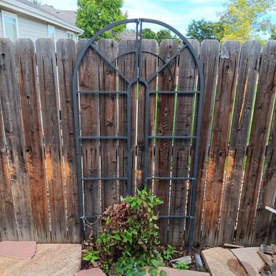 2 PIECE METAL TRELLIS
