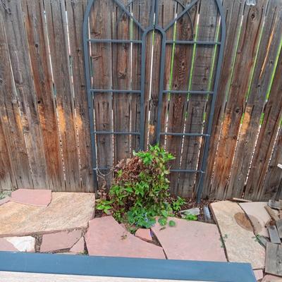 2 PIECE METAL TRELLIS