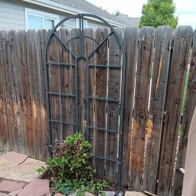 2 PIECE METAL TRELLIS