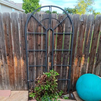 2 PIECE METAL TRELLIS
