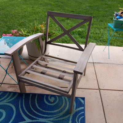 2 METAL PATIO CHAIRS AND A METAL SIDE TABLE