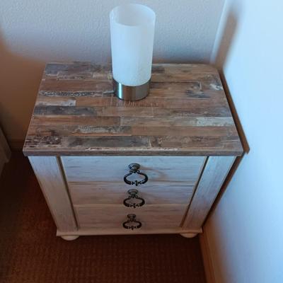 ASHLEY FURNITURE WILLOWTON PANELED NIGHTSTAND W/TOUCH LAMP