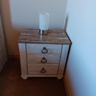 ASHLEY FURNITURE WILLOWTON PANELED NIGHTSTAND W/TOUCH LAMP