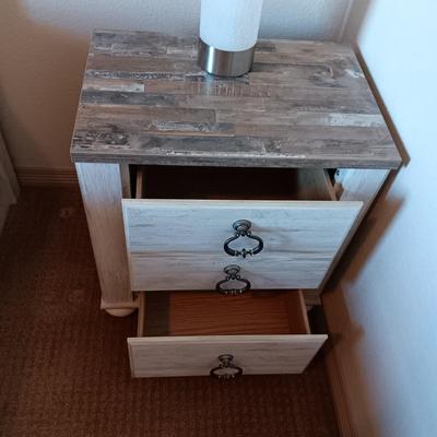 ASHLEY FURNITURE WILLOWTON PANELED NIGHTSTAND W/TOUCH LAMP