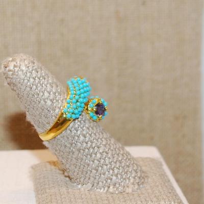 Size 7½ Unique Robin's Egg Blue Beads Ring & Round Purple Stone Ends on a Gold Tone Band (6.1g)