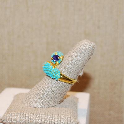 Size 7½ Unique Robin's Egg Blue Beads Ring & Round Purple Stone Ends on a Gold Tone Band (6.1g)