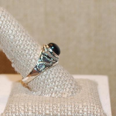 Size 10 All Black Oval Stone with Snake-Like Side Accents on a Silver Tone Band (4.9g)