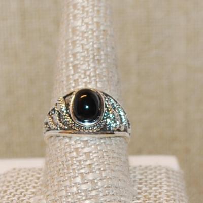 Size 10 All Black Oval Stone with Snake-Like Side Accents on a Silver Tone Band (4.9g)