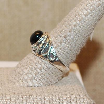 Size 10 All Black Oval Stone with Snake-Like Side Accents on a Silver Tone Band (4.9g)