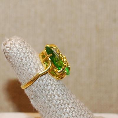 Size 6 "Dragonfly & Branch" Setting Ring with a Long Oval Green Stone on a Gold Tone Band (4.6g)