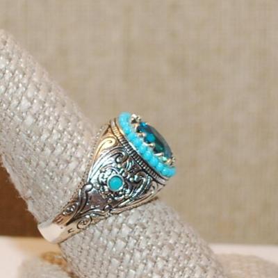 Size 9 Southwestern Style Ring with a Blue Main Stone and Light Blue Bead Surround on a Silver Tone Band (7.5g)