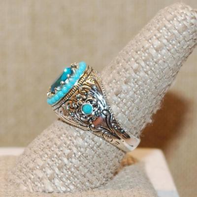 Size 9 Southwestern Style Ring with a Blue Main Stone and Light Blue Bead Surround on a Silver Tone Band (7.5g)