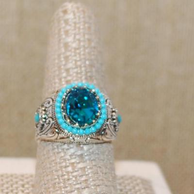 Size 9 Southwestern Style Ring with a Blue Main Stone and Light Blue Bead Surround on a Silver Tone Band (7.5g)