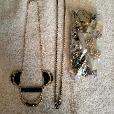 BAG OF BROKEN CRAFT JEWELRY, NECKLACE AND EYEGLASS CHAIN
