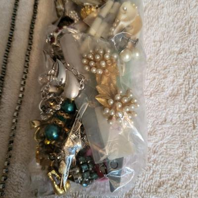BAG OF BROKEN CRAFT JEWELRY, NECKLACE AND EYEGLASS CHAIN