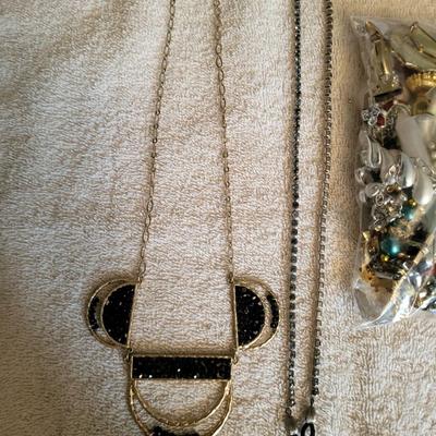 BAG OF BROKEN CRAFT JEWELRY, NECKLACE AND EYEGLASS CHAIN